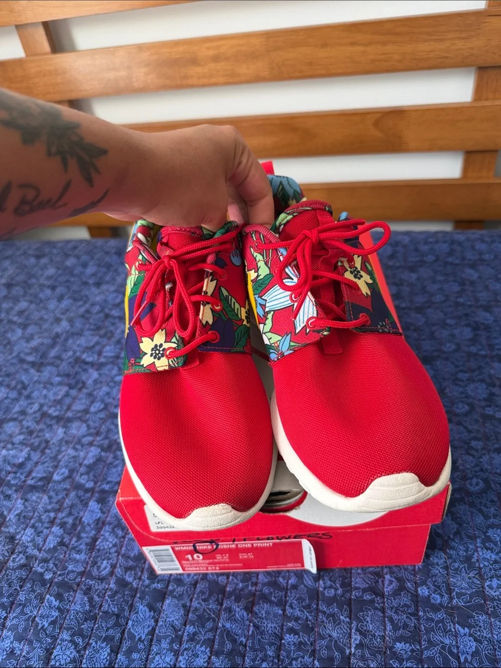 Nike Women’s Roche Hawaiian Print with box